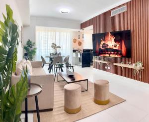 Uma área de estar em Upscale Centric Apt Near All