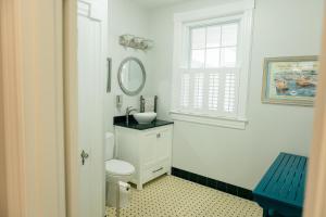 Ένα μπάνιο στο The Carriage House Inn Bed and Breakfast +19 φωτογραφίες