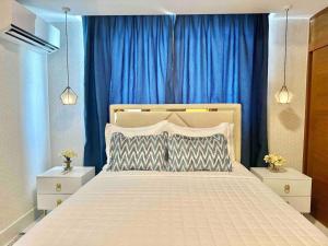 Cama ou camas em um quarto em Upscale Centric Apt Near All
