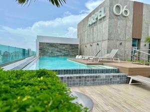 A piscina localizada em Upscale Centric Apt Near All ou nos arredores