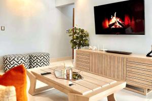 Uma TV ou centro de entretenimento em Upscale Centric Apt Near All
