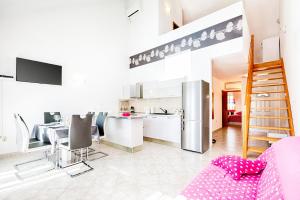 une cuisine et un salon avec un escalier dans une maison dans l'établissement Apartment Milna, à Milna