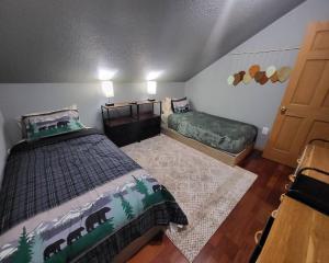 a bedroom with a bed and a bed sidx sidx sidx sidx at Shelter Chalet in Rhododendron