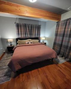 a bedroom with a large bed and two lamps at Shelter Chalet in Rhododendron