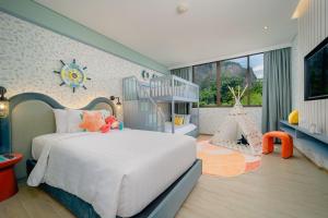 Кровать или кровати в номере Holiday Inn Resort Krabi Ao Nang Beach by IHG