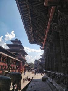 vista su una strada in una città asiatica di Jhigu Homestay Patan a Kathmandu