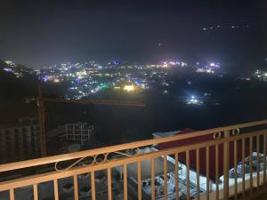 Una vista de una ciudad de noche con luces. en Tara Luxury Homes 2BHK, en Solan 1 foto más