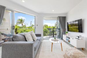 Μια τηλεόραση ή/και κέντρο ψυχαγωγίας στο Andari Apartment 2, Sunshine Beach, Beachfront Street and just steps to Surf-club