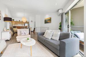 Χώρος καθιστικού στο Andari Apartment 2, Sunshine Beach, Beachfront Street and just steps to Surf-club