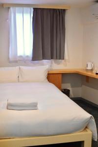 Postel nebo postele na pokoji v ubytování Softlight Inn Asakusa Tokyo