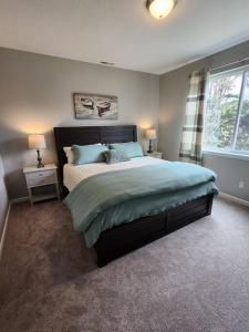 Un dormitorio con una cama grande y dos mesas con lámparas. en L'escapade The Getaway, en Lincoln City 32 fotos más