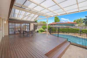 Πισίνα στο ή κοντά στο Sunny 5BR House with Private Pool in Carlingford