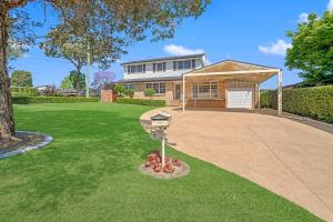 Κήπος έξω από το Sunny 5BR House with Private Pool in Carlingford