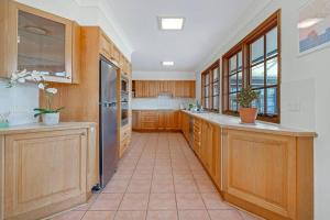 Η κουζίνα ή μικρή κουζίνα στο Sunny 5BR House with Private Pool in Carlingford