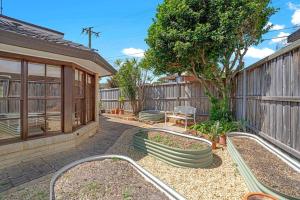 Κήπος έξω από το Sunny 5BR House with Private Pool in Carlingford