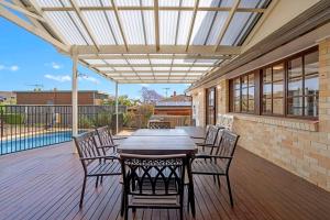 Πισίνα στο ή κοντά στο Sunny 5BR House with Private Pool in Carlingford