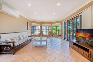 Χώρος καθιστικού στο Sunny 5BR House with Private Pool in Carlingford