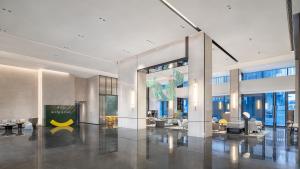 Un vestíbulo con sofás y sillas en un edificio. en Holiday Inn Wuhan Houguan Lake by IHG, en Wuhan 120 fotos más