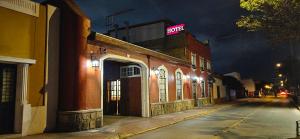 拉塞雷纳Hotel Cristobal Colon的街道一侧有酒店标志的建筑