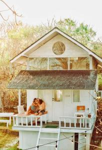 ギリ・トラワンガンにあるSunrise Temple villaの小屋の玄関に座る二人