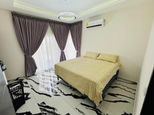 Un dormitorio con una cama y una ventana grande. en Hermosa casa moderna con piscina, en San Pedro Sula