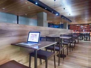 Um restaurante ou outro lugar para comer em Quality Hotel Pampulha & Convention Center