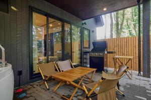 Televisyen dan/atau pusat hiburan di SAUNA FOREST CABIN 軽井沢 御代田 C棟 Bettei