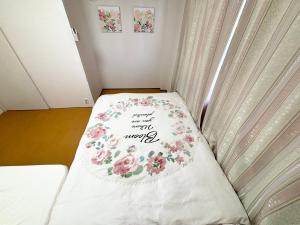 Postel nebo postele na pokoji v ubytování 日本桥出口徒步1分钟3室1厅1厨2卫1浴 最多可容纳10人的便利优质房