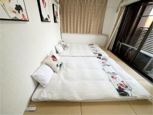 Postel nebo postele na pokoji v ubytování 日本桥出口徒步1分钟3室1厅1厨2卫1浴 最多可容纳10人的便利优质房