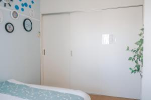 Postel nebo postele na pokoji v ubytování 日本桥出口徒步1分钟3室1厅1厨2卫1浴 最多可容纳10人的便利优质房