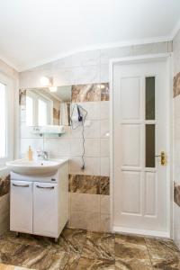 ヤレムチャにあるApartments Kamyanitsaの洗面台とシャワー付きのバスルーム +8枚の写真