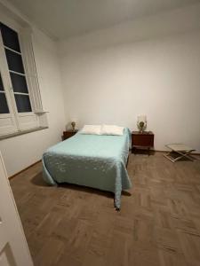 une chambre avec un lit et un parquet dans l'établissement Casa de pueblo, à Cañada Rosquín