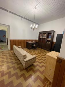 un salon avec un canapé et une table dans l'établissement Casa de pueblo, à Cañada Rosquín