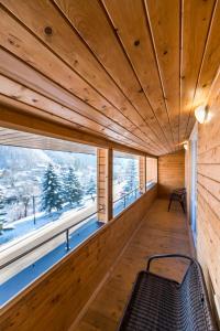 ヤレムチャにあるApartments Kamyanitsaの窓の前にベンチ付きの部屋