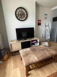 Una televisión o centro de entretenimiento en Appartement avec vue imprenable et tout le confort