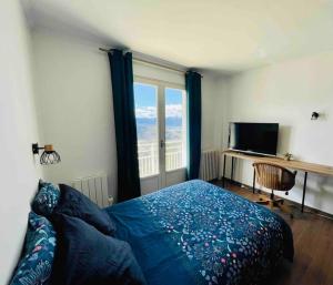 Un dormitorio con una cama y un escritorio y una ventana. en Appartement avec vue imprenable et tout le confort, en Font-Romeu-Odeillo-Via