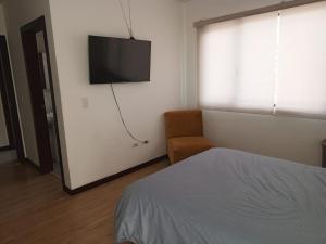 Μια τηλεόραση ή/και κέντρο ψυχαγωγίας στο Departamento 2 dormitorios Sector El Estadio Parque de la Madre