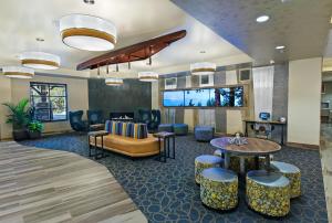 Ο χώρος του lounge ή του μπαρ στο Oxford Suites Bellingham