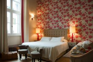 a bedroom with a bed with a floral wall at Black 5 Florence in Florence