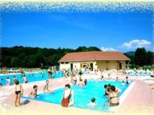 a group of people in a swimming pool at Gîte nature & confort rénové, Plateau des 1000 étangs - WIFI, parking - FR-1-583-302 in Saint-Bresson