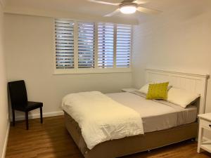 Postel nebo postele na pokoji v ubytování Breakers North Absolute Beachfront Apartments - Official