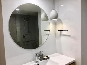 Koupelna v ubytování Breakers North Absolute Beachfront Apartments - Official
