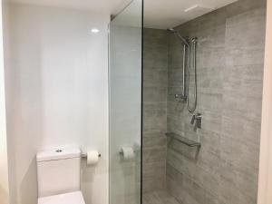 Koupelna v ubytování Breakers North Absolute Beachfront Apartments - Official