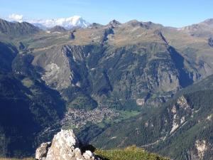 een uitzicht op de bergen van een stad in een vallei bij Les Glières - Champagny-en-Vanoise in Champagny-en-Vanoise