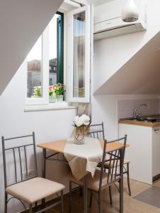 cocina y comedor con mesa y sillas en La Perla Luxury Apartments, en Split