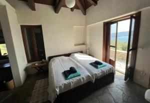 Un dormitorio con una cama con dos toallas encima. en Villa Irene, en Chorto