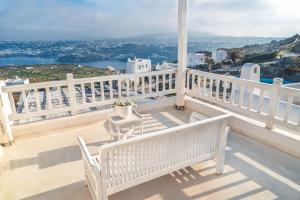 オルノスにあるCorfos Sea Viewのバルコニー(白い椅子2脚、テーブル付)
