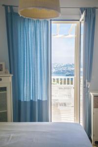 オルノスにあるCorfos Sea Viewのベッドルーム1室(ベッド1台、景色を望む窓付)
