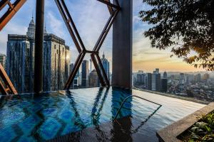 Kolam renang di atau di dekat Scarletz Suites KLCC by GB