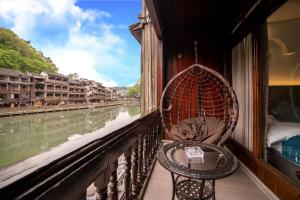 Balkón nebo terasa v ubytování Fenghuang Ancient Town Lazy Cat Riverside Inn + 37 fotografií